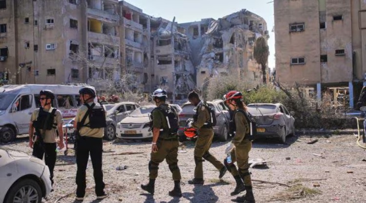 Smoke rising from Iran’s Natanz nuclear site following Israeli airstrike amid escalating Iran-Israel conflict
